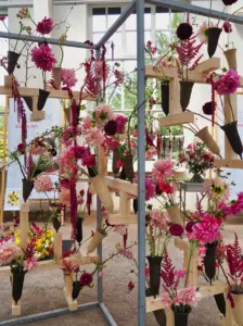 Detailaufnahme der Abschlussarbeit der Floristen: Blumenarrangement
