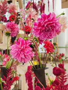 Detailaufnahme der Abschlussarbeit der Floristen: Blumenarrangement