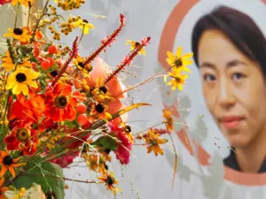 Blumenstrauß und Teilnehmerin Fortbildung Floristik
