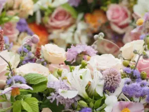 Nahaufnahme Floristik, Blumenkranz