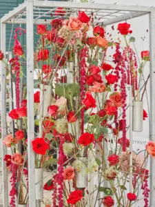 Detailaufnahme der Abschlussarbeit der Floristen: Blumenarrangement