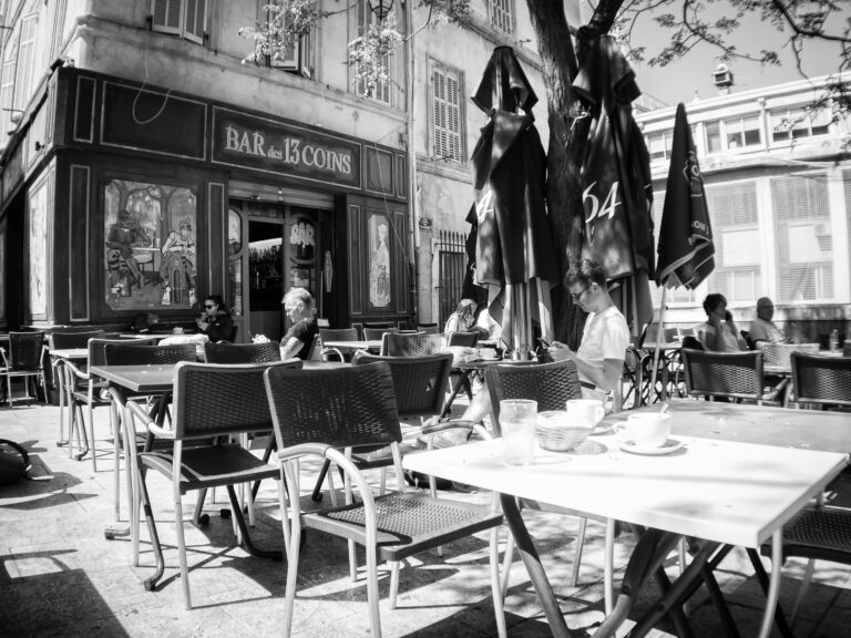 Ein Café in Marseille #BlackAndWhite #CafeCulture #CityLife #Wanderlust #TravelPhotography #CafeTerrace...